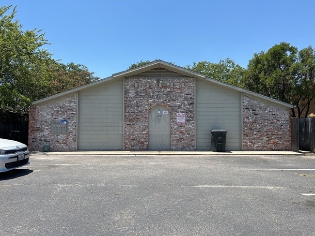Building Photo - 1209 Wales Dr Unit 1209 Wales Dr D
