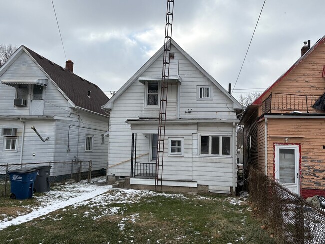 Building Photo - Spacious 4 Bedroom Located in North Toledo Rental
