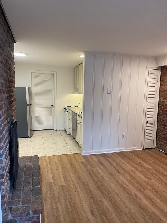 Photo - 32 1/2 8th St NE