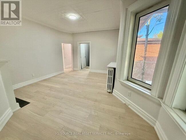 Photo - 2 Bellwoods Park