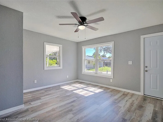 Photo - 1911 Roseland Ave