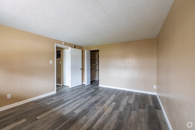 Entry to Spacious Unit - River Pointe Apartments