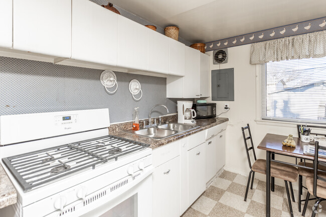 2BR, 1BA - 1,100 SF - Sinnissippi Townhomes