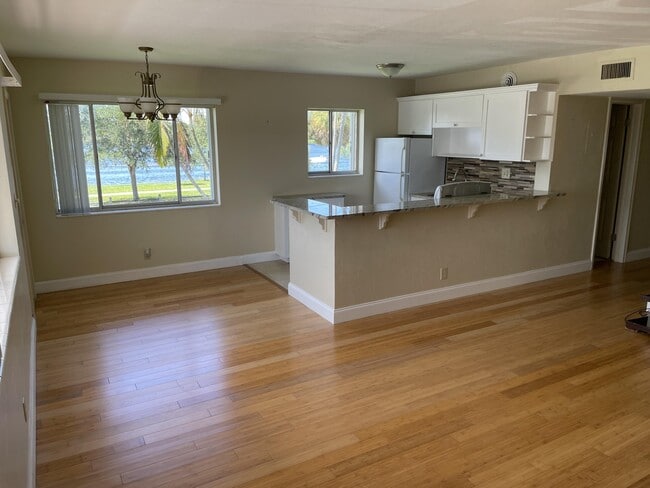 Photo - 2020 Lake Osborne Dr Unit 11