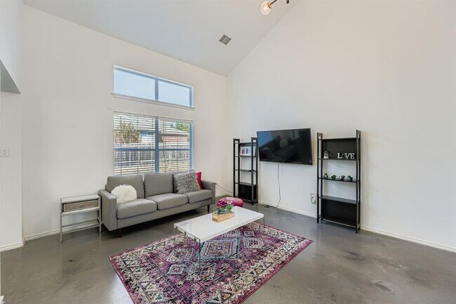 Photo - 928 Sally Lunn Way