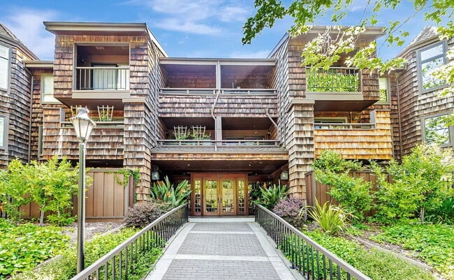 Building Photo - Welcome to your own "Four Seasons Resort" ... Rental