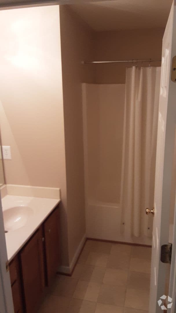 Building Photo - Beautiful three bedroom two-and-a-half bat... Rental
