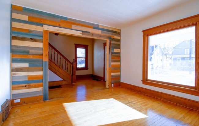 Building Photo - 418 W Irving Ave