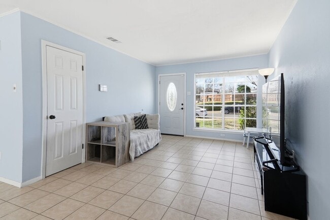 Photo - 1403 Little St