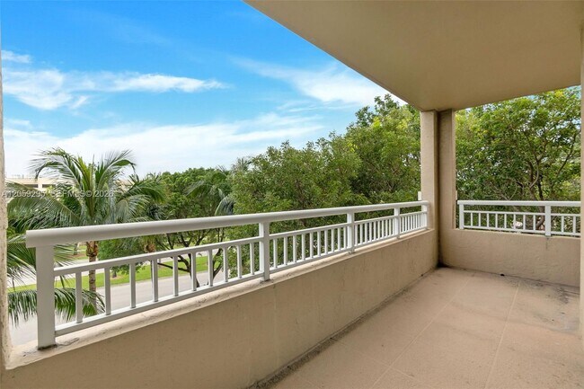 Building Photo - 19501 W Country Club Dr Unit 309