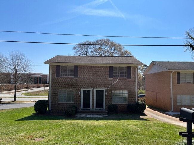Building Photo - OPEN HOUSE: Spacious 2bd/1ba Across from Buford High School!