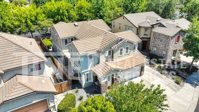 Photo - 2469 Kinsella Way