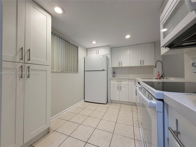 Building Photo - 8015 SW 107th Ave Unit 203
