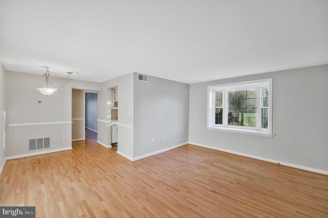 Building Photo - 704 S Arlington Mill Dr Unit 204