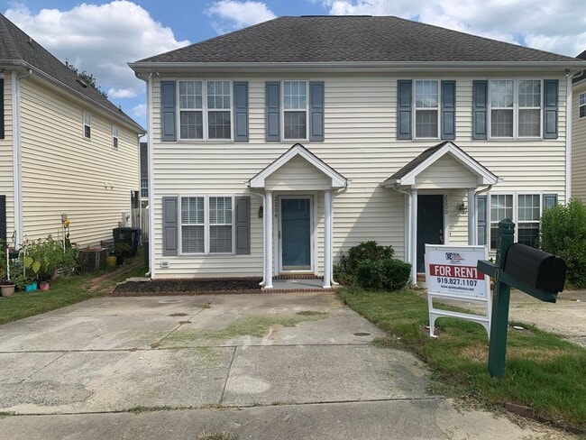 Building Photo - Raleigh Residence In Hedingham Scenic Golf... Rental