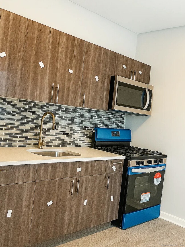 Building Photo - 639 Barnum Ave Unit 1R Rental