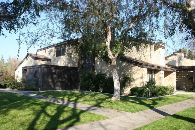 Building Photo - 5500 Lennox Ave