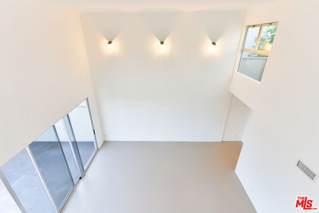 Photo - 558 Rose Ave