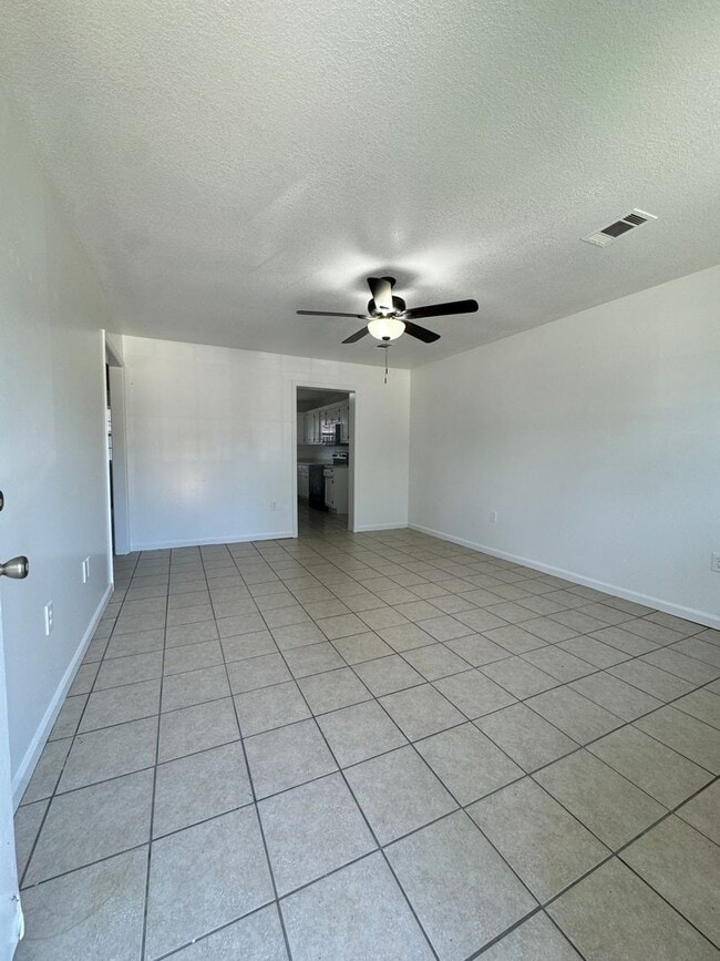Photo - 2 BED / 1 Bath Apartment in Truman. READY NOW!