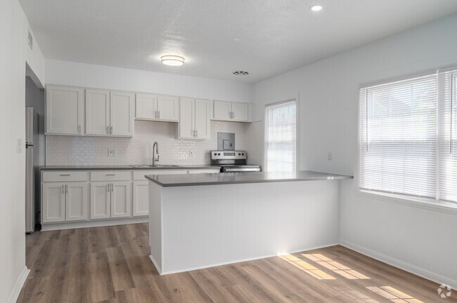 2BR, 1BA - 800SF - Kitchen