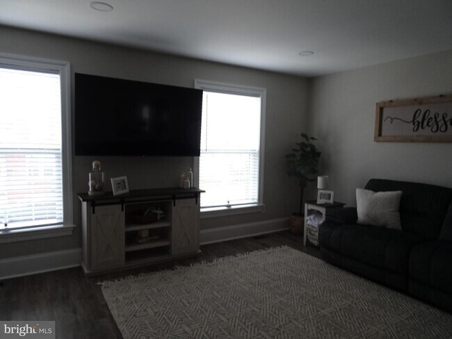 Photo - 210 W 9th St