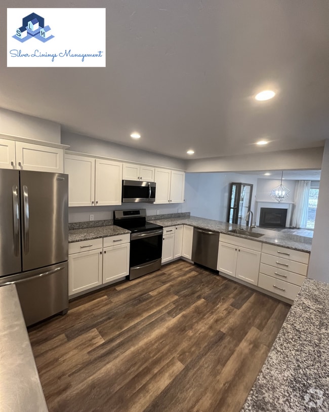 Building Photo - Massive lake front condo with tons of amen...