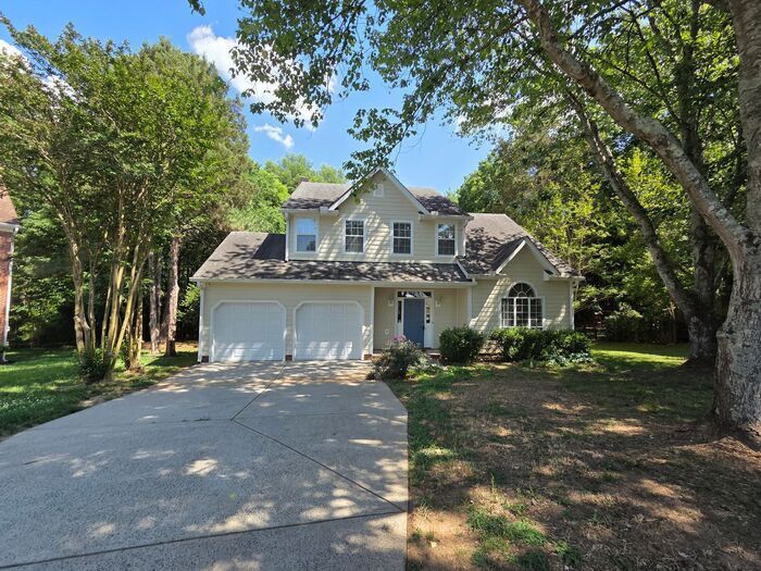 Spacious 3-Bedroom Retreat in Desirable Steele Creek - Spacious 3-Bedroom Retreat in Desirable Steele Creek