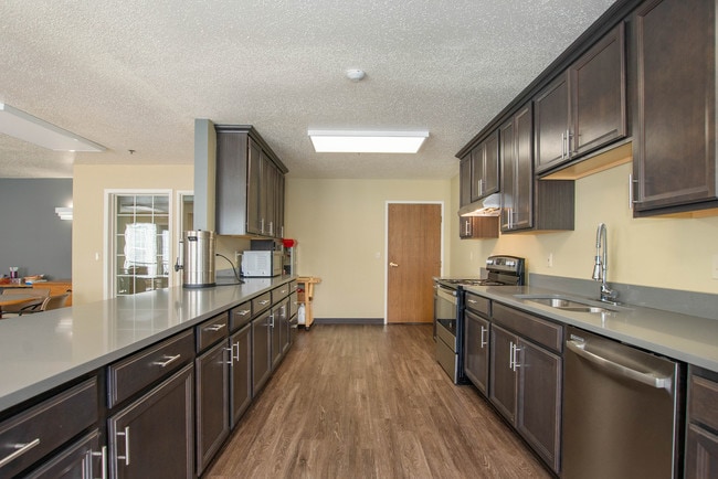Cocina comunitaria de Wellington Woods - Wellington Woods Senior Apartment Community