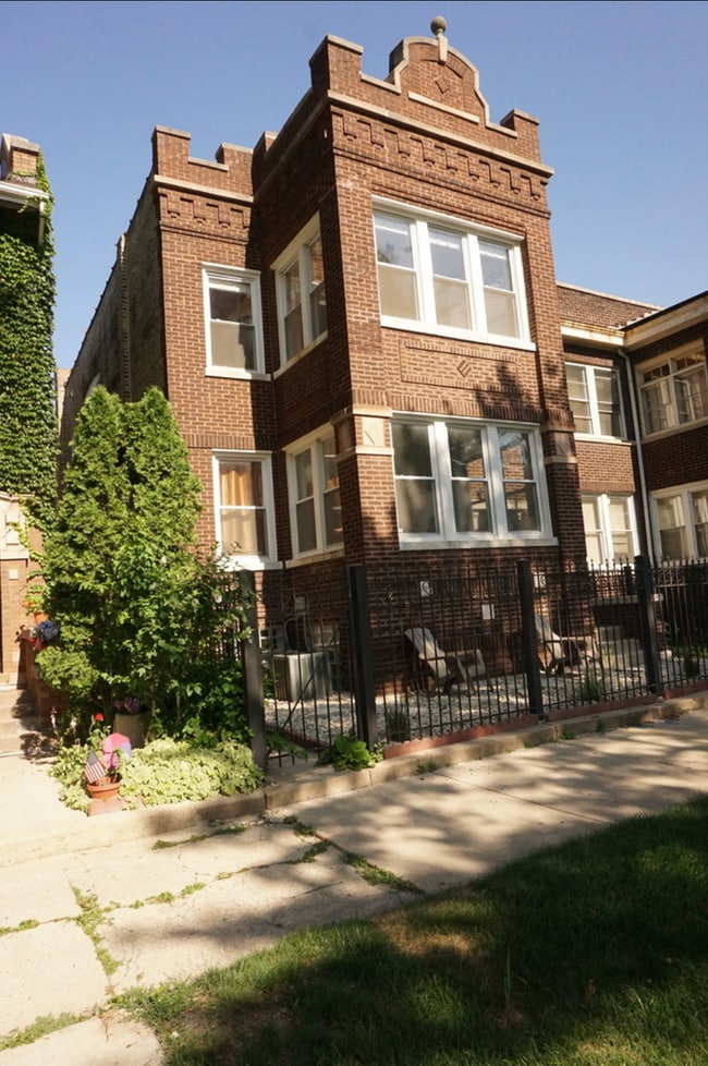 Building Photo - Renovated 2BD / 1BA with Modern Finishes - Albany Park Unit 1R