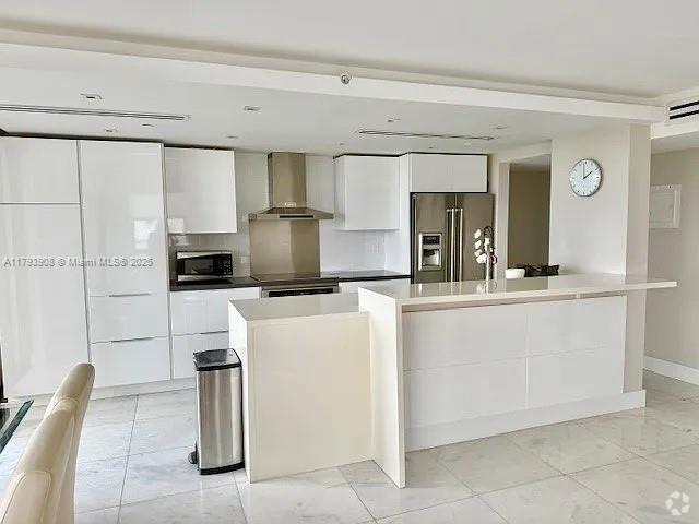Building Photo - 2555 Collins Ave Unit 812 Rental