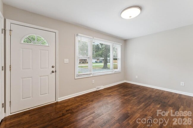 Photo - 905 Clark St