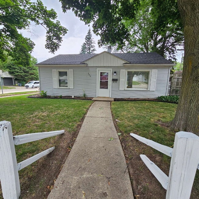Photo - Charming 2-Bedroom Ranch in Royal Oak – Co...