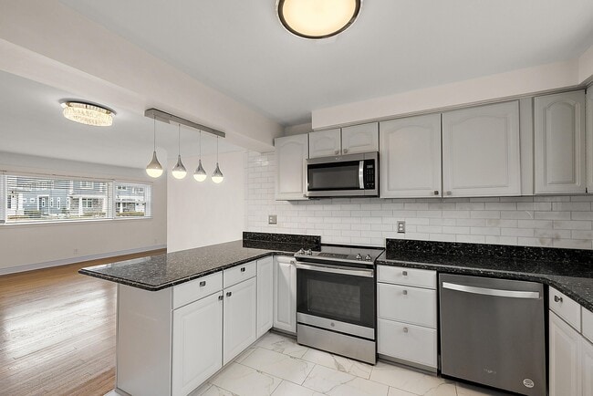 Photo - 2046 Yorkshire Rd