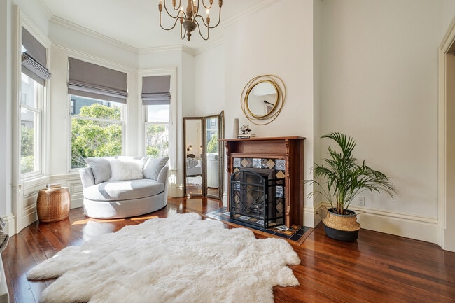 Dormitorio principal: chimenea de gas en funcionamiento con azulejos de estilo vintage. - 2188 Sutter St