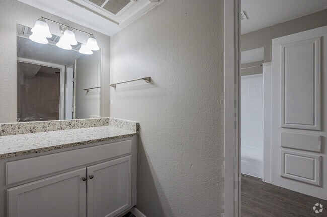 1BR, 1BA - 600SF