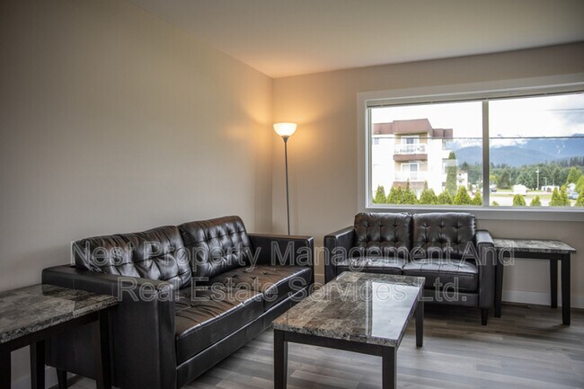 Building Photo - 16 Little Wedeene St