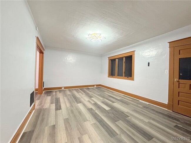 Photo - 111 Dempster St