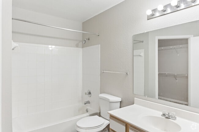 2BR, 2BA - 962SF - Primary Bathroom