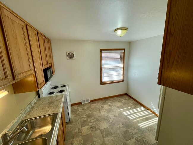 Photo - 3228 N Weil St Unit Upper Duplex