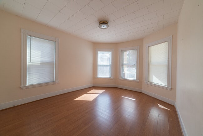 Building Photo - 3 Seaview Ave Unit 3 Seaview Ave Rental