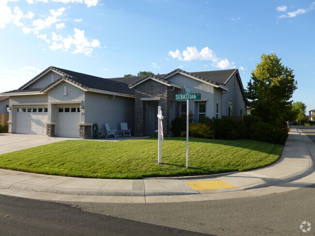 Building Photo - >>>>>GORGEOUS 4 BR 2 BATH HOME IN EAST ROS...