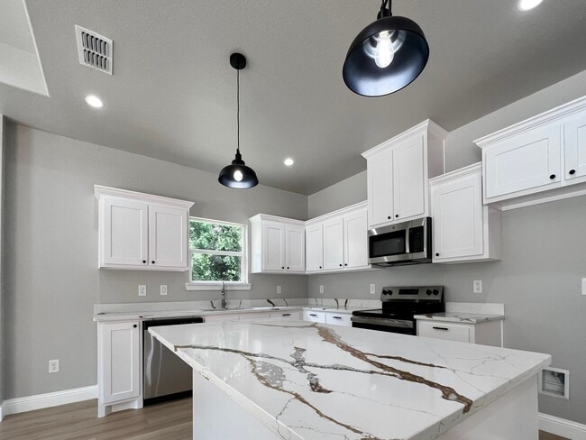 Photo - 823 Edgar St