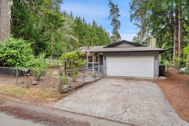 Building Photo - Rambler in Port Orchard with Fenced Yard