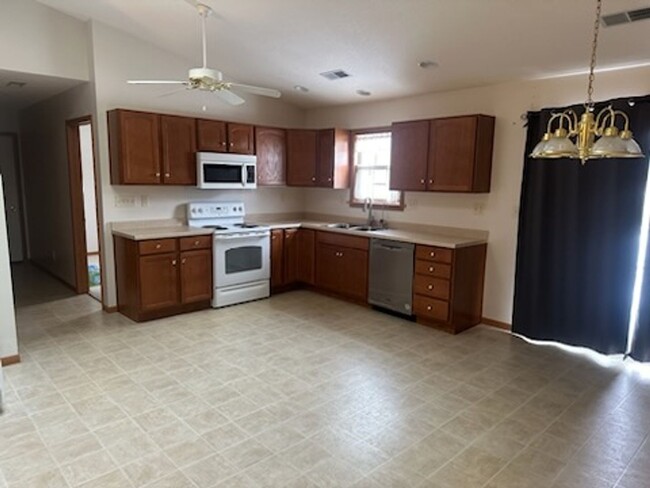 Spacious 3 Bedroom Condo Available in Onta... - Spacious 3 Bedroom Condo Available in Onta...