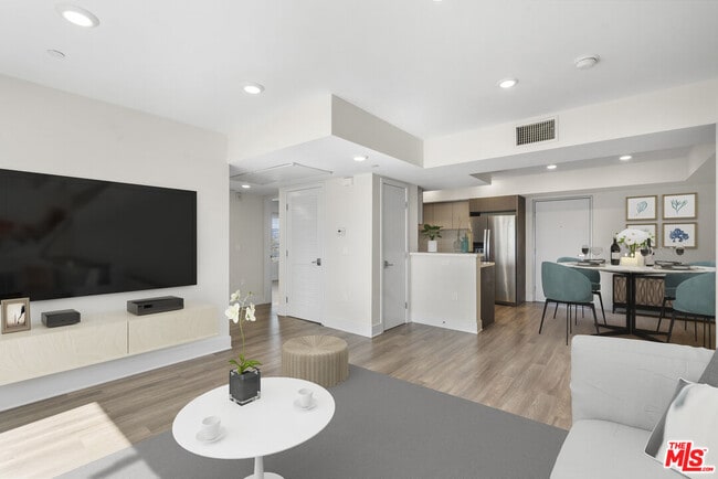 Building Photo - 5030 Rosewood Ave Unit 502