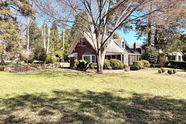 Building Photo - 8022 E Boulevard Dr