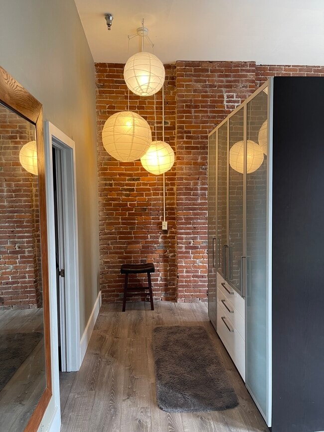 Zona de armario contigua al baño - 412 Delaware St Unidad 207