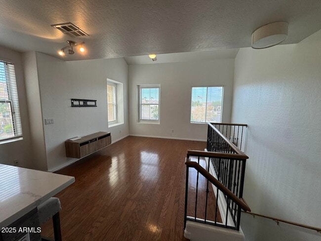 Photo - 104 W Laurel Ct