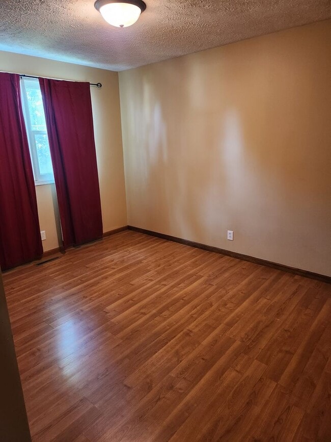 Photo - 3 Bed 2 Bath Spacious home!