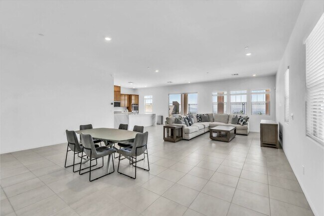 Photo - 528 Parkwind Ln